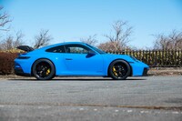 車高はノーマルの「911」よりも20mm低められた1279mm。駐車場の出入り時などに役立つフロントアクスルリフトシステムはオプションで装着可能。