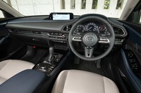 インテリアでは「人とクルマとの一体感」を表現。メーターパネルとその両サイドのエアコン吹き出し口を、ドライバーを中心とした左右対称にレイアウトしている。