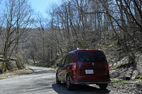 高ボッチ高原に向かうワインディングロードの途中で。少し先に進んだところに「冬季閉鎖中」の看板を発見して引き返した。