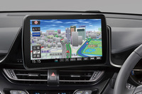 通常装着のナビより手前にせり出した形で装着されるCNF1XD。ドライバーに近いから手も届きやすく、画面もより大きく感じられる。ディスプレイは上下スライド、前後チルトのほか左右の角度調整にも対応するから、まるでドライバーに話しかけるかのような姿勢も作れる。
オープン価格(実勢価格16万円前後/税込)