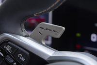 シフトパドルは「ALPINA」ロゴ入り。かつてのアルピナ車はスポーク裏のボタンで変速する「アルピナスイッチトロニック」を採用していたが、時代とともに変化している(両方選べた時代もあった)。