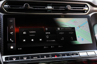 アストンマーティンが初めて自製したというインフォテインメントシステム。オンライン接続機能付きで、もちろんAndroid AutoやApple CarPlayといった携帯端末との連携にも対応している。