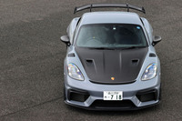 「ポルシェ718ケイマン」のなかでも、最高の動力性能を誇る「GT4 RS」。試乗車にはカーボンのパターンが特徴的な外装パーツなどからなる「ヴァイザッハパッケージ」が採用されていた。