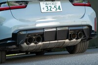 カーボン製リアディフューザーなどはオプションで装着できる。4つ並んだ極太のマフラーエンドが壮観だ。