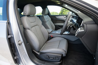 「S line」ロゴの入ったバルコナレザーのシート。ヒーターやメモリー機能付きの電動調整機構などが標準装備される。