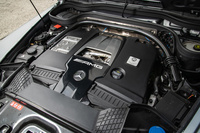 最高出力585ps、最大トルク850Nmを発生する「M177」型4リッターV8ツインターボエンジン。従来モデルより大幅なダウンサイジングを実現しながら、14psの出力向上と90Nmのトルクアップを果たしている。