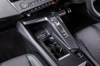 小さなトグルスイッチ型のATセレクターを採用。その周囲に、エンジンのスタート/ストップスイッチやドライブモードセレクターがコンパクトに配置されている。