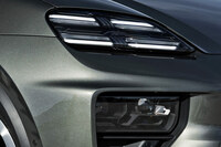 フロントの上部に備わる4本のLEDランプはデイタイムランニングランプ。暗所で前方を照らすヘッドランプは、その下のバンパー側に備わっている。