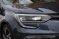 「Cシェイプ」と呼ばれるデザインが目を引く、デイタイムランニングランプ付きのフルLEDヘッドランプ。