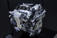 ボア×ストロークは既存の「スカイアクティブG 2.0」と同じ83.5×91.2mm。高圧噴射システムやマツダが高応答エアサプライシステムと呼ぶスーパーチャージャーを備えている。