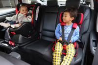 後席はISOFIX対応。写真は右側にチャイルドシート(と娘)を、左側にジュニアシート(と息子)をのせた状態。ご覧のとおり、残る中央席に大人がしっかり座れる広さだ。