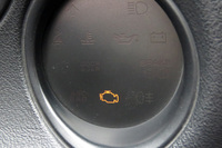 在りし日の「ダッジ・バイパー」より、こうこうと輝くいまいましいエンジンチェックランプ。