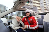 「エフィシェントグリップ エコEG02」でのドライビングを楽しむ筆者。このタイヤからは、グッドイヤーの設計思想の高さも感じられる。