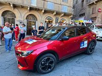 カンポ広場に到着直後の「アルファ・ロメオ・ジュニア」。