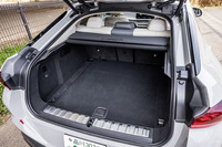 5人乗車時の荷室容量は580リッターで、後席を折りたためば1530リッターに拡大できる。リアシートの背もたれには40:20:40の分割可倒機構が組み込まれている。