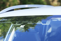 運転支援システム「アイサイト」のカメラユニット。スバルは2017年6月に、幅広い車速域での操舵支援機能を実現した改良型アイサイトを発表しているが、「XV」のシステムは改良前のものとなっている。