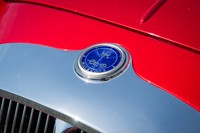 フロントエンドに備わる七宝焼のエンブレムは、お値段1万6200円のオプション装備。