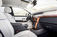 助手席前方のパネルは“ザ・ギャラリー”と呼ばれ、オーナーの好みの写真や絵画などを展示するスペースとして活用することができる。