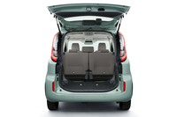 3列目シートの格納はユニークで、背もたれを倒した後に2列目シートの下にしまい込む方式だ。初代から受け継がれる、「シエンタ」伝統のシートアレンジである。