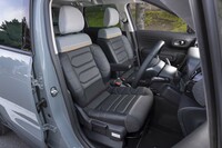 「C5エアクロスSUV」などと同じ「アドバンストコンフォートシート」を新たに採用。フォームの厚みは2mmから15mmへと大幅にアップしている。