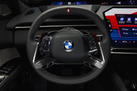 「M350 xDrive」のステアリングホイールは4時と8時の部分のみにスポークが付いた異形スタイル(非M仕様は4本スポーク)。ステアリングスイッチに「BOOST」と「M MODE」のボタンが統合されているのも新しい。