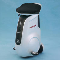 2012年5月に発表されたパーソナルモビリティー「UNI-CUB(ユニカブ)」。