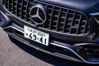 ハイグロスクロームの縦ルーバーを備えたフロントグリルやフロントスポイラーリップはAMGモデルの専用アイテム。今回の試乗車にはオプションの「AMGカーボンパッケージ」が備わり、ただならぬオーラを放っていた。