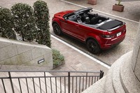 「イヴォーク コンバーチブル」のデビューは、2015年11月のロサンゼルスショー。日本市場には2016年9月に投入された。