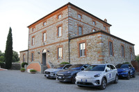 夕刻、キャンティ地方のホテルに到着した参加車たち。一番手前は「キアeニーロ」。