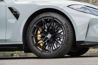 タイヤはフロントが19インチ、リアが20インチの「ミシュラン・パイロットスポーツ4 S」。オプションのカーボンセラミックブレーキの存在感がすごい。