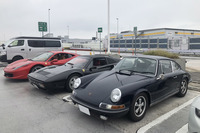 Yとクルマを交換しつつ、プチオフ会の会場とした首都高辰巳PAに到着。「ポルシェ911E」(写真手前)と「フェラーリ328GTS」(同中央)、「フェラーリ458イタリア」(同奥)が並び、「古代・近代・現代」の3世代がそろい踏みとなった。