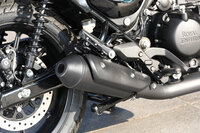 排気系にはマスの集中を意図してショートタイプのマフラーを採用。「ハンター350」のキャラクターに合わせてサウンドもつくり込まれている。