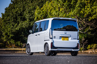 クリアレンズのテールランプは「カスタム」モデルの伝統といえるアイテム。今回の試乗車がまとっていた外板色「プレミアムサンライトホワイト・パール」は5万5000円のオプションカラーで、これを含め「N-BOXカスタム ターボ」は全6色からボディーカラーを選択できる。