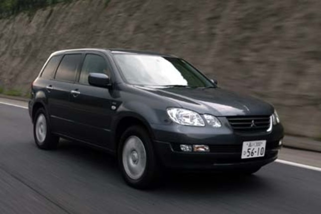 【スペック】全長×全幅×全高=4410×1750×1550mm/ホイールベース=2625mm/車重=1470kg/駆動方式=4WD/2.4リッター直列4DOHC16バルブ(139ps/5500rpm、21.1kgm/3500rpm)/車両本体価格=230.0万円(テスト車=275.0万円:寒冷地使用、ラグジュアリー内装、DVD-MMCS、トノカバー)。