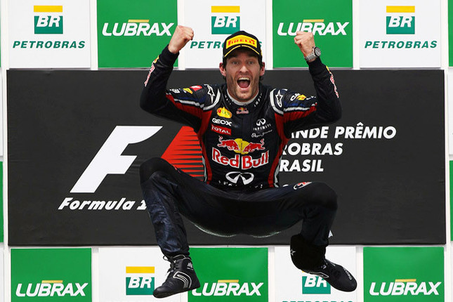 今季初めてポディウムの頂点に立った(飛び上がった?)レッドブルのマーク・ウェバー。予選2位からチームメイトのセバスチャン・ベッテルを追走し、ベッテルのギアボックスにトラブルが発生したことで、71周レースの30周目にトップへ。自身通算7勝目、得意のブラジルでようやくつかんだ勝利は、来シーズンに期待をつなげる1勝となった。(Photo=Red Bull Racing)