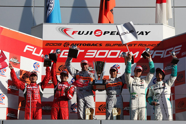 (写真左から)GT500クラス2位のNo.1 MOTUL AUTECH GT-R(本山哲/B・トレルイエ)、優勝したNo.8 ARTA NSX(R・ファーマン/伊沢拓也)、そして3位のNo.36 PETRONAS TOM'S SC430(A・ロッテラー/脇阪寿一)。