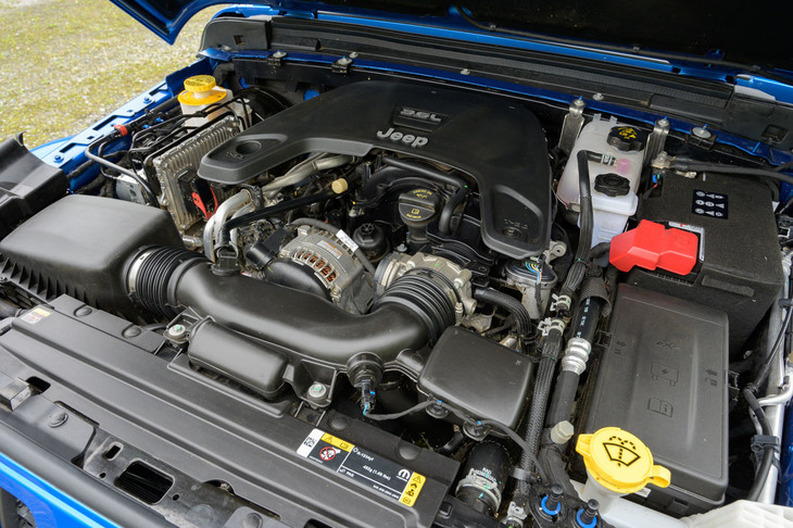 エンジンは自然吸気の3.6リッターV6 DOHC「ペンタスター」。指定燃料がレギュラーガソリンなのがうれしい。