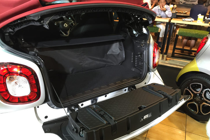 車体後部のラゲッジスペース。容量は、オープンの「フォーツーカブリオ ターボ リミテッド」が260~340リッターで、クローズドボディーの「フォーツー ターボ マット リミテッド」は260~350リッター。
