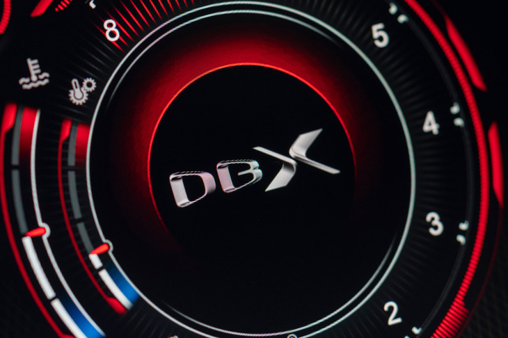 多くの高性能SUVが、グループ内の他のモデルとプラットフォームを共有しているのに対し、「DBX」のプラットフォームは同車専用のものとなっている。