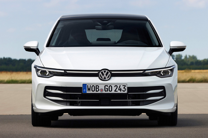 2024年1月に発表された、8代目「フォルクスワーゲン・ゴルフ」のマイナーチェンジモデル。大きなお口を強調する横桟と、ロワグリル左右の“えくぼ”のようなプレスが目を引く。