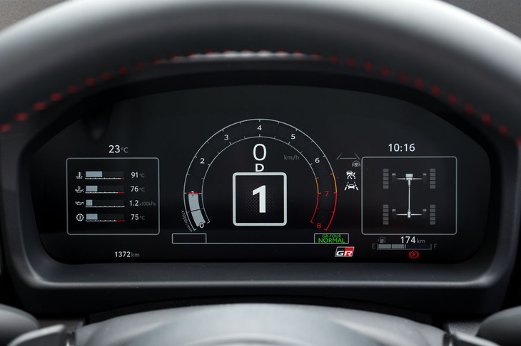 新たに12.3インチのフル液晶式メーターを採用。かつての2眼式とは表示自由度に格段の差があるため、情報の一覧性が飛躍的に高まっている。