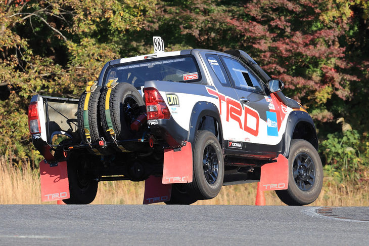 内輪を浮かせながら豪快にコーナリングする「ハイラックス」。駆動系はセンターデフを換装することで40:60の前後駆動力配分を基本とするフルタイム4WDに変更されている。