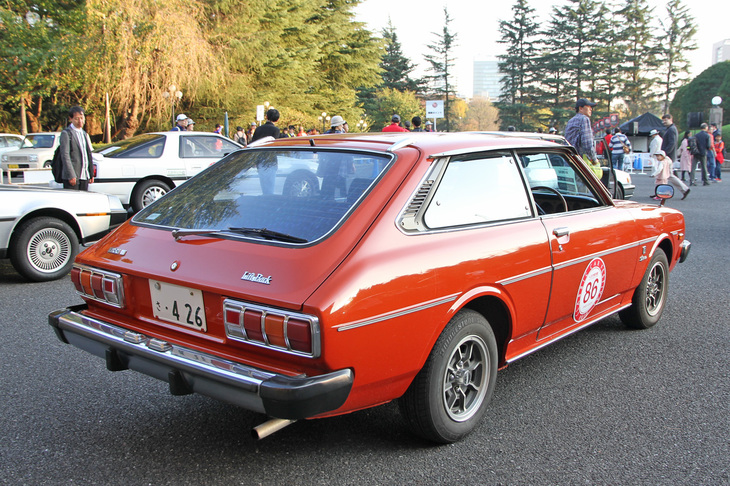 1977年「トヨタ・スプリンター リフトバック」。近藤正臣とアグネス・ラムが出演、ゴダイゴがCMソングを歌っていたテレビCMが懐かしい、3代目スプリンターに初めて設定されたテールゲート付きモデル。