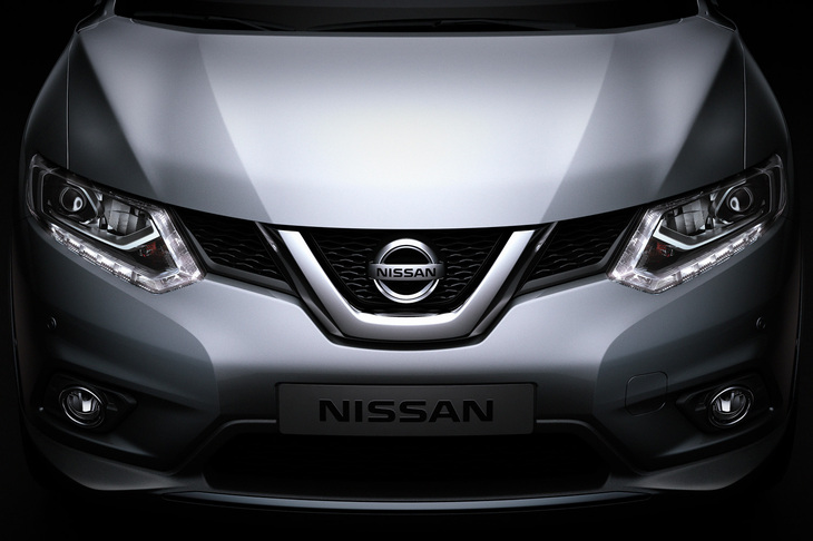 「Vモーショングリル」とは、日産のエンブレムとメッキなどのV字の装飾を組み合わせたグリルデザインのこと。写真は3代目「エクストレイル」のもの。