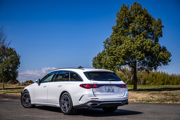 今回の試乗車は16万1000円の有償色「オパリスホワイト」をまとった「E200ステーションワゴン アバンギャルド」。車両本体価格は928万円。