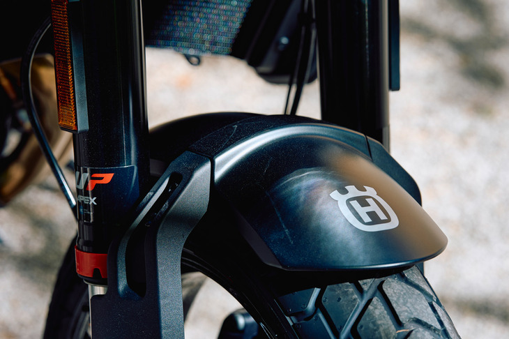 ハスクバーナMCはスウェーデン発祥のバイクブランドで、現在はKTMの傘下に入っている。得意分野は競技用を含むオフロードモデルだが、2018年に「ヴィットピレン/スヴァルトピレン」シリーズを導入して以来、ロードモデルにも注力している。