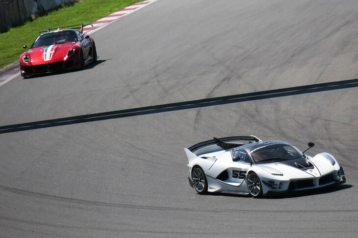 普段はお目にかかれない、貴重なクルマの走る雄姿が拝めるのもこのイベントの魅力だ。写真は「XXプログラム」にて、富士のレーシングコースを走る「フェラーリFXX K EVO」(写真向かって右)と「599XX EVO」(同左)。