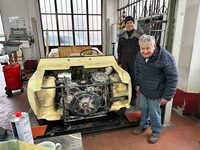 今回の主役は、シエナ県で電装系修理工場を営むフェデリコ・スッシイさんと、彼の父親パオロさんである。最新の宿題である「シトロエン・メアリ」と。