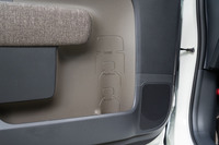 収納スペースは数が豊富なだけでなく使い勝手も申し分なし。各部のドリンクホルダーは紙パックや大型のペットボトル、小型の水筒などにも対応する。