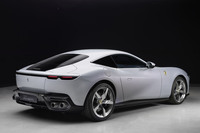 リアでは、大きく張り出したリアフェンダーや4本出しのエキゾーストパイプが目を引く。